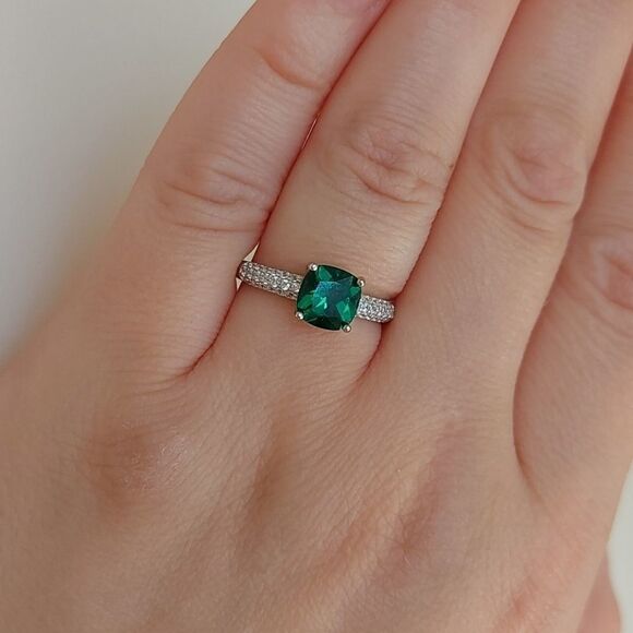 1.45 Carat Emerald Sterling Silver Ring - Picture 6 of 9